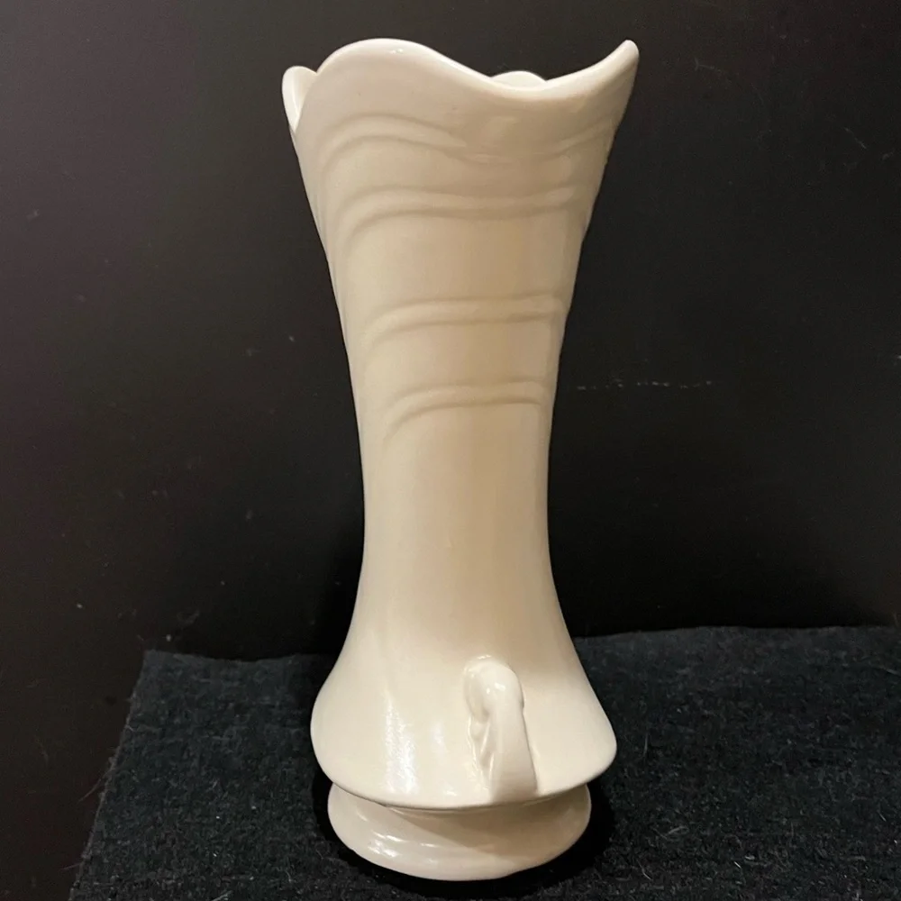 Vintage Shawnee Pottery Vase Ruffled Rim Pedestal Base 9" Matte Cream USA - Picture 7 of 15